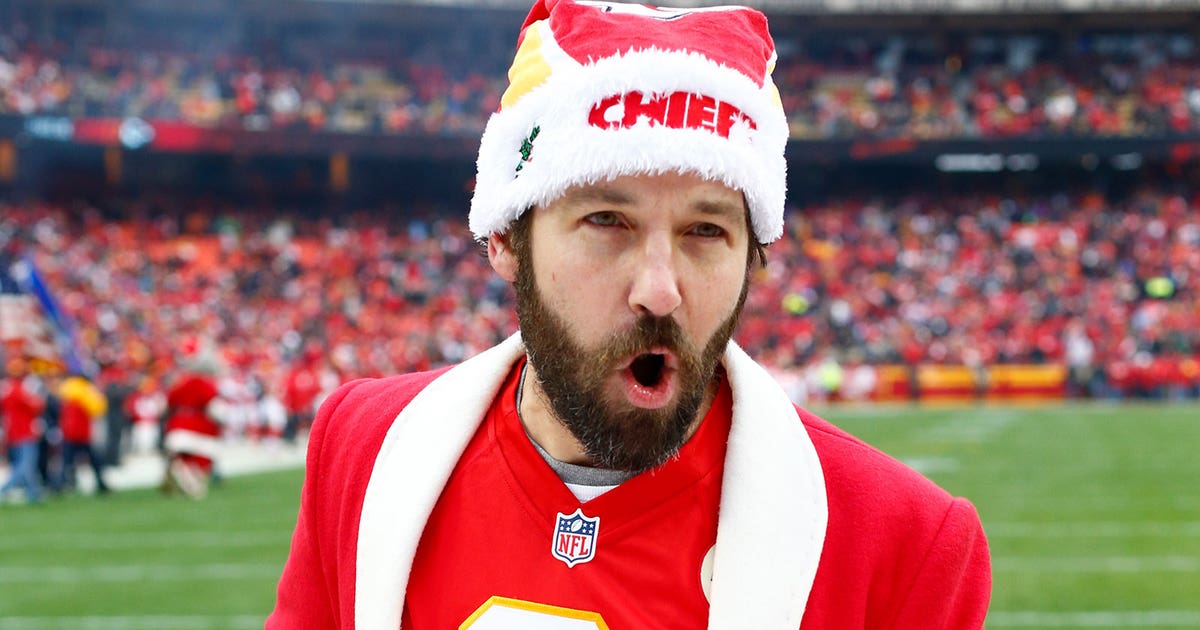 WATCH: Superfan Paul Rudd dresses up like Santa, joins the 